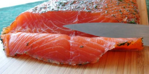 Jemně nasolený losos: 7 receptů, jak si doma lahodně osolit lososa